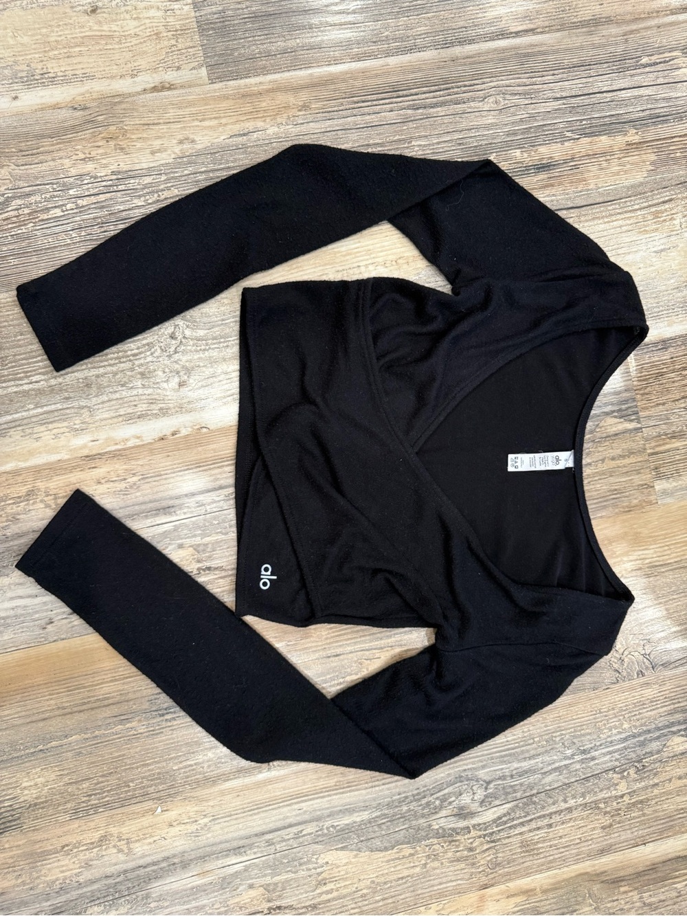 ALO Amelia Luxe Long Sleeve Crop Top - Black - Picture 3 of 5